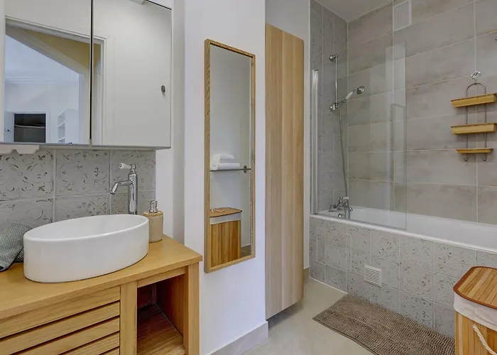 Apartment Eiffel Tower & Champ De Mars - 1br - Cityapartmentstay Paris